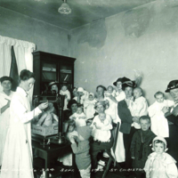 The House sets up one of the city’s first Well Baby Clinics, serving as a depot for pasteurized milk and baby formula made up at the Hospital for Sick Children. Every evening as many as thirty mothers came to the House for their daily milk supply.