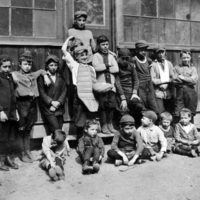 The House begins working with the Toronto Playground Association, an organization that promoted the extramural use of school space, to hold classes, clubs, games and athletics at Ryerson School. This cooperation between schools and settlements marked the start of community use of public schools for social and recreational activities.